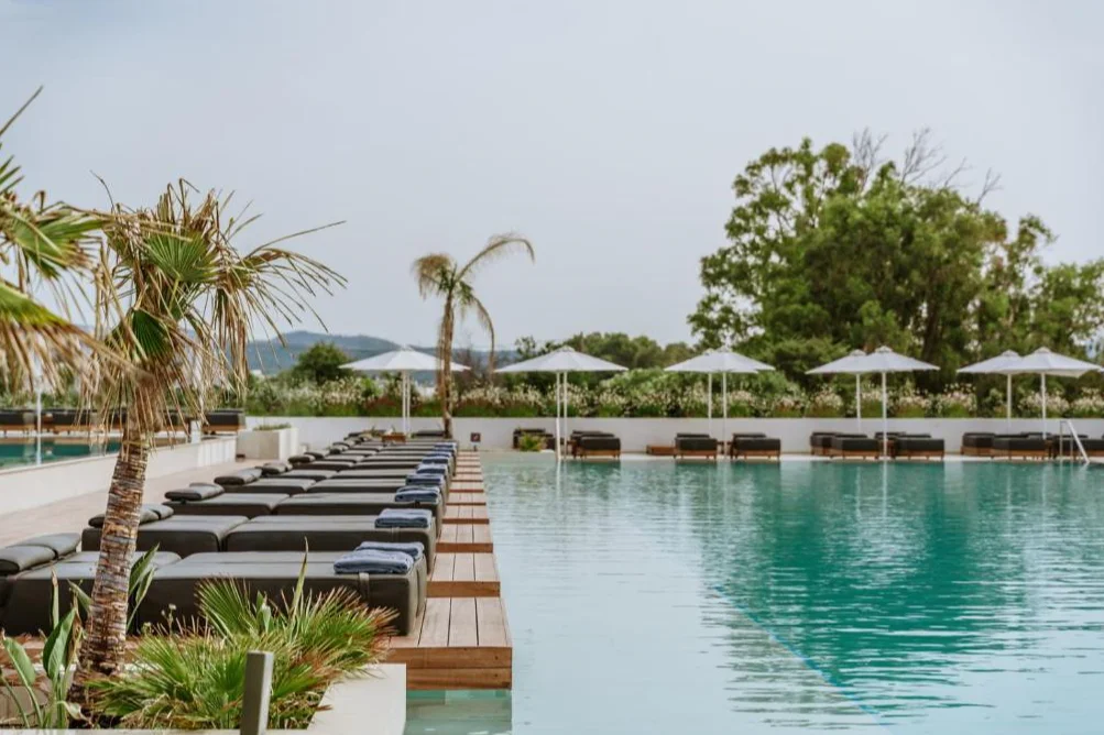 Gennadi Grand Resort | ligbedden zwembad